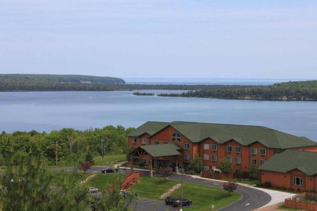 Holiday Inn Express Munising-Lakeview Hotel By Ihg Exteriör bild