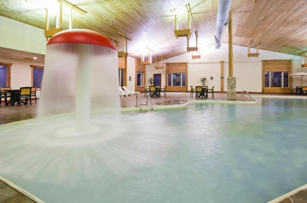 Holiday Inn Express Munising-Lakeview Hotel By Ihg Exteriör bild